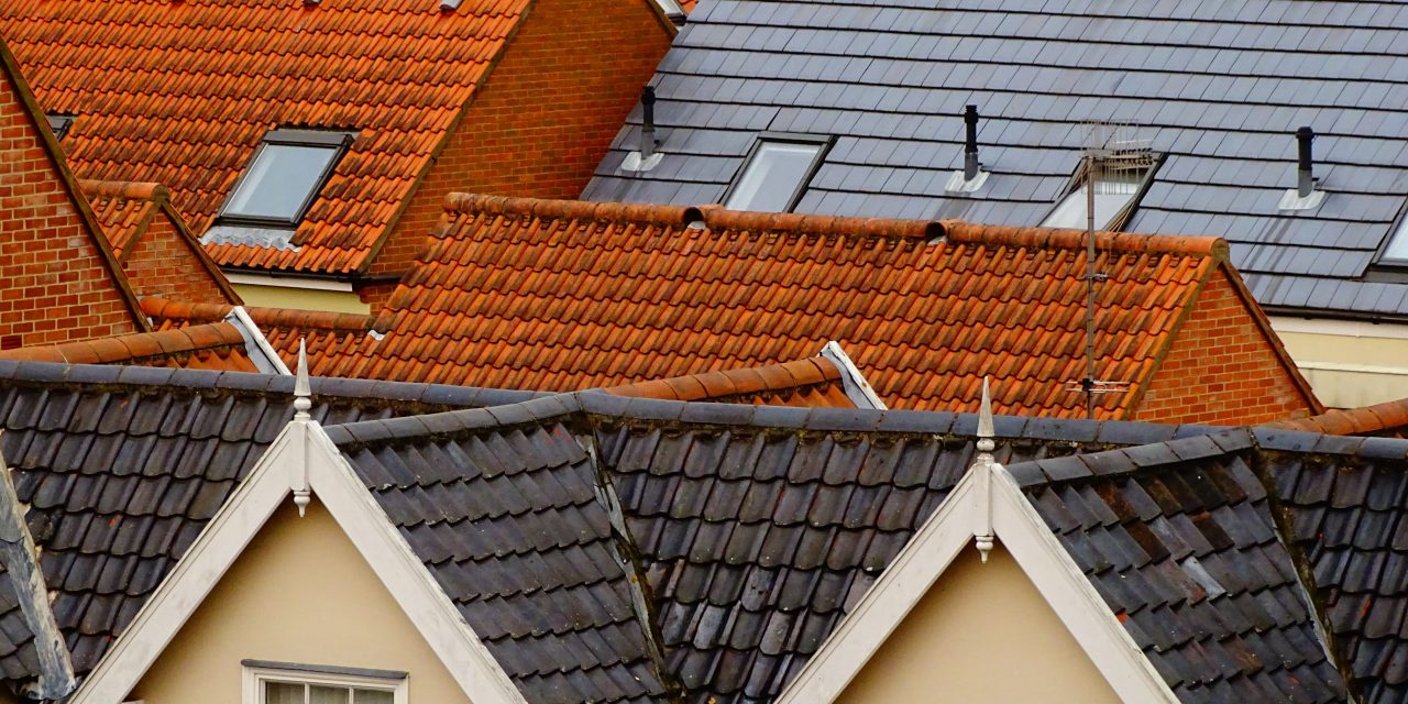 Blachodachówka czy papa – jakie pokrycie dachu będzie lepsze?
