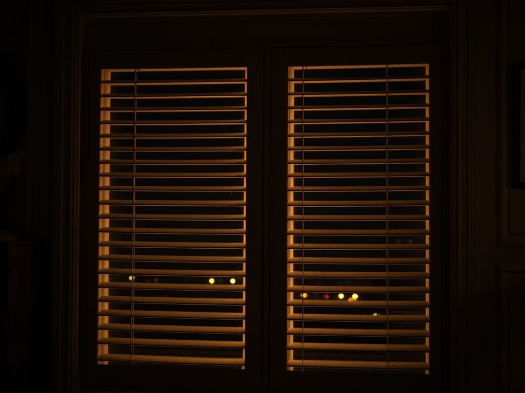 Żaluzje a prywatność w nocy: jak skutecznie chronić intymność i kontrolować światło w domu