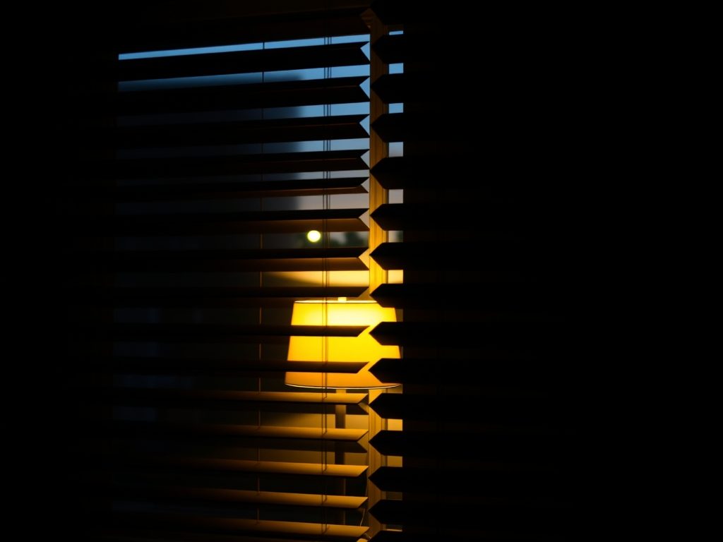 Żaluzje a prywatność wieczorem: jak ustawić i wybrać, by uniknąć podglądania w domu